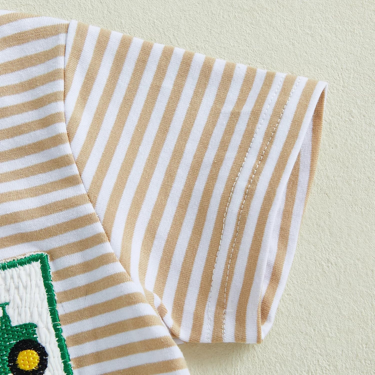 Tractor-themed toddler boys short set with breathable fabric